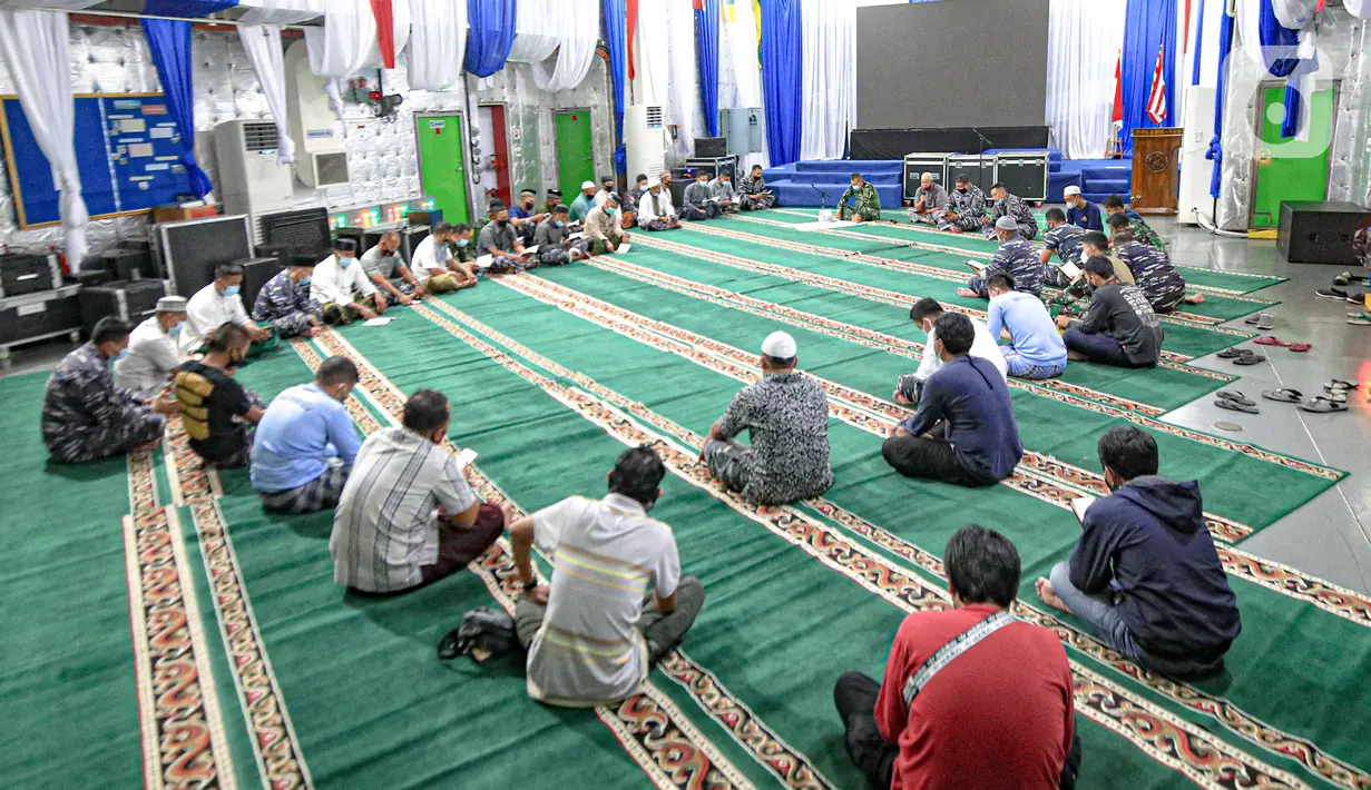 Puluhan prajurit TNI menggelar pengajian dari Kapal KRI Semarang di Kepulauan Seribu, Jakarta, Senin malam (11/1/2021). Pengajian ini digelar untuk mendoakan para korban jatuhnya pesawat Sriwijaya Air SJ 182 dengan rute Jakarta-Pontianak di perairan Kepulauan Seribu. (Liputan6.com/Faizal Fanani)