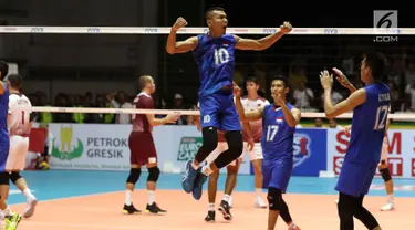 Pemain Timnas voli putra Indonesia, Hernanda Zulfi melompat merayakan poin saat melawan Qatar pada Kejuaraan Voli Asia 2017 di GOR Tri Dharma, Gresik, Rabu (26/7). Indonesia unggul 3-2 (24-26, 14-25, 25-20, 25-21, 15-11). (Liputan6.com/Helmi Fithriansyah)