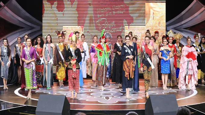 Para 38 finalis unjuk bakat untuk meraih mahkota dan gelar Puteri Indonesia 2017 di Malam Bakat yang berlokasi di Studio 2 Indosiar, Senin (27/3/2017) malam.