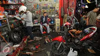 Suasana bengkel servis motor di kawasan Pasar Minggu, Jakarta, Selasa (14/7/2015). Menjelang H-3 Lebaran, bengkel servis motor di kawasan ini ramai didatangi para pengendara yang ingin memperbaiki motornya.(Liputan6.com/Yoppy Renato) 
