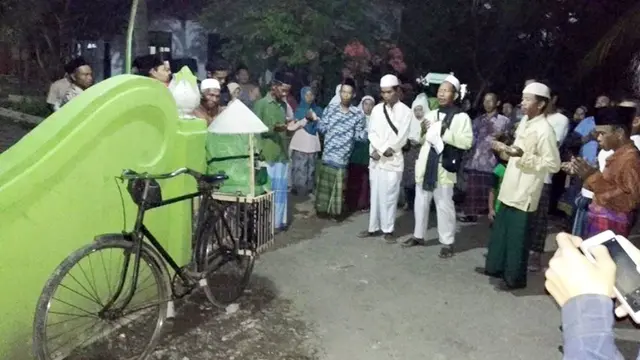 Motif 2 Pria Kebumen Naik Haji dengan Bersepeda Onthel