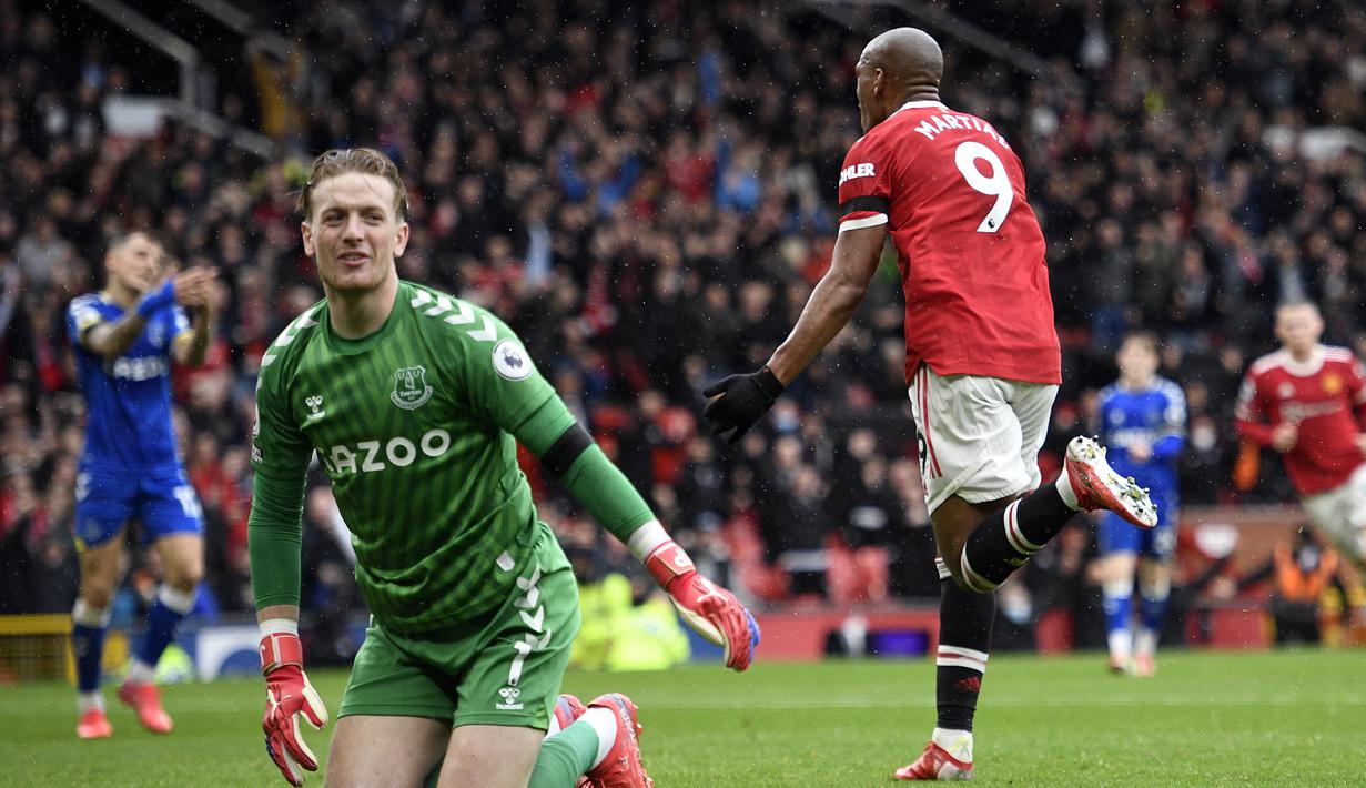 Manchester United akhirnya unggul 1-0 pada menit ke-42. Umpan Bruno Fernandes mampu diselesaikan dengan sepakan first time Anthony Martial yang bersarang telak di pojok atas kiri gawang Jordan Pickford. (AFP/Oli Scarff)