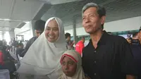Orangtua Tontowi Ahmad ikut menjemput putranya di Bandara Soekarno Hatta (Liputan6.com/Ahmad Fawwaz Usman)