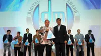 Pemimpin Redaksi Liputan6.com, Mohammad Teguh (kiri depan) menerima penghargaan Digital Marketing Award 2015 di Jakarta, Kamis (22/10/2015). Penghargaan didasarkan hasil riset dua lembaga, Media Wave dan Survey One. (Liputan6.com/Helmi Fithriansyah)