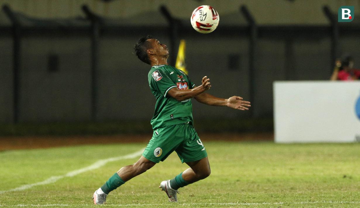 Irfan Jaya kini telah menjadi bintang PS Sleman dengan raihan satu gol dari tiga penampilan di Grup C. (Bola.com/Ikhwan Yanuar)