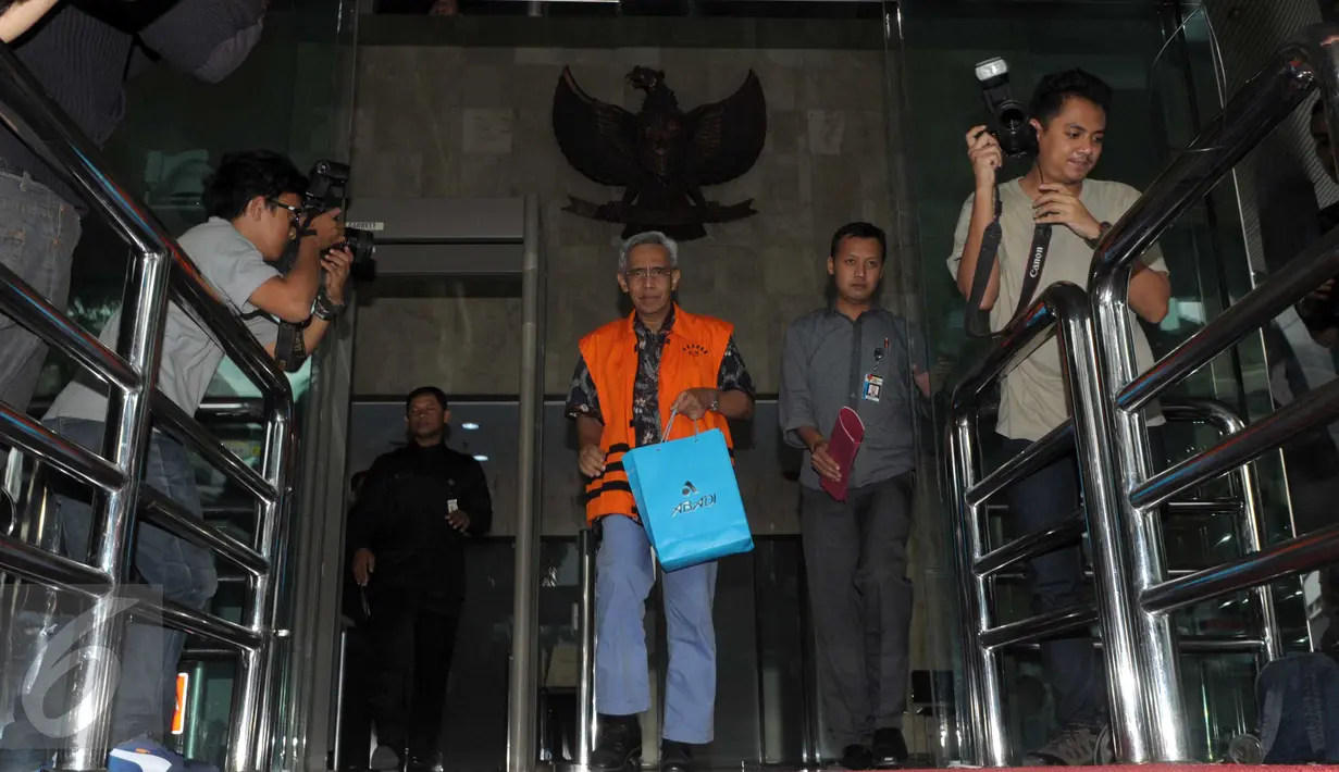 Djoko Pranomo keluar dari gedung KPK usai menjalani pemeriksaan sebagai tersangka dalam kasus dugaan korupsi Balai Pendidikan dan Pelatihan Ilmu Pelayaran Sorong tahap III, Jakarta, Rabu (2/3/2016). (Liputan6.com/Helmi Afandi)