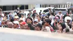 Warga berkerumun di depan lokasi pembunuhan wanita yang ditemukan tewas di dalam lemari di kawasan Mampang, Jakarta, Jumat (23/11). Polres Jaksel menggelar rekonstruksi setelah penyidik menggali keterangan pelaku. (Liputan6.com/Helmi Fithriansyah)