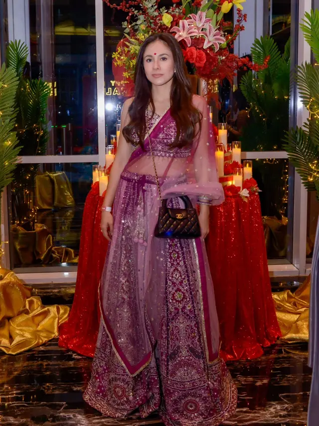 Wulan Guritno Tampil Anggun dalam Balutan Sari India dan Tas Chanel Rp96 Juta di Perayaan Diwali Night