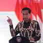 Presiden Joko Widodo atau Jokowi memberi arahan saat menyalurkan bantuan sosial Program Keluarga Harapan (PKH) dan Bantuan Pangan Non Tunai (BPNT) kepada seribu warga Depok, Jawa Barat, Selasa (12/2). (Liputan6.com/Herman Zakharia)