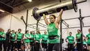 Seorang wanita mengangkat beban saat kompetisi May Queen Spring Strongwoman di Lancaster, Pennsylvania, AS (25/4). Kegiatan tersebut untuk memperingati Hari Ibu. (Reuters)