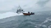 Tangkapan layar video detik-detik nelayan tradisional Kepulauan Riau diusir polisi Singapura. (Liputan6.com/ Ajang Nurdin)