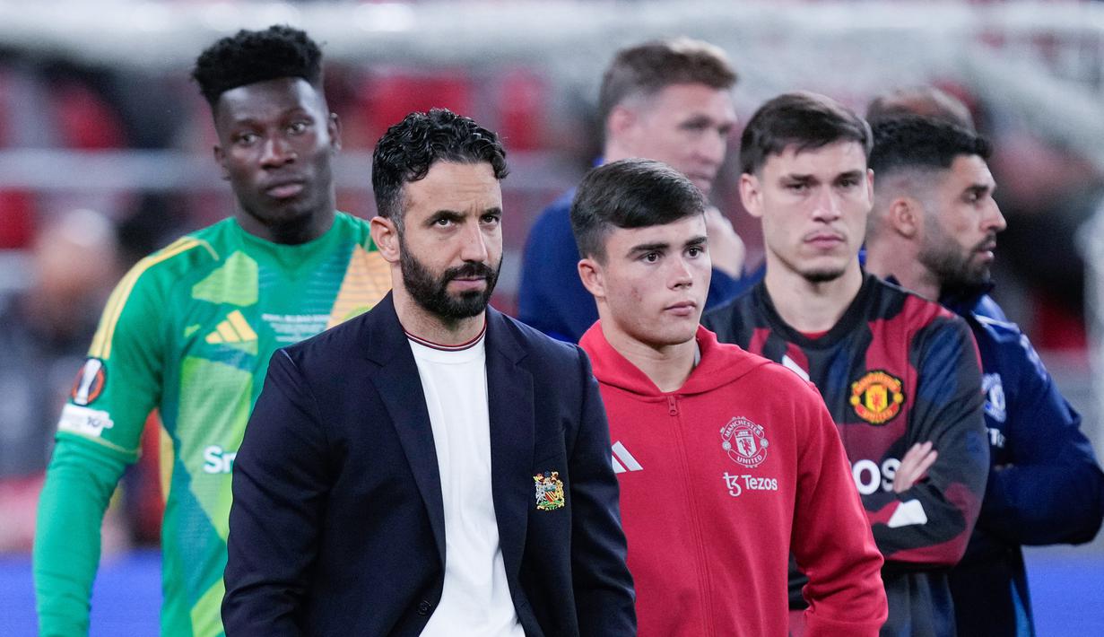Pelatih Manchester United, Ruben Amorim, dan para pemainnya tampak kecewa setelah ditaklukkan Tottenham Hotspur pada laga final Liga Europa di Stadion Mames, Bilbao, Spanyol, Kamis (22/5/2025). (AP Photo/Bernat Armangue)