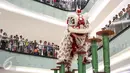 Pengunjung melihat aksi Barongsai Tonggak di Lippo Mall Puri, Jakarta Barat, (21/01). Kegiatan yang digelar Sabtu dan Minggu berlangsung hingga 5 Februari. (Liputan6.com/Fery Pradolo)