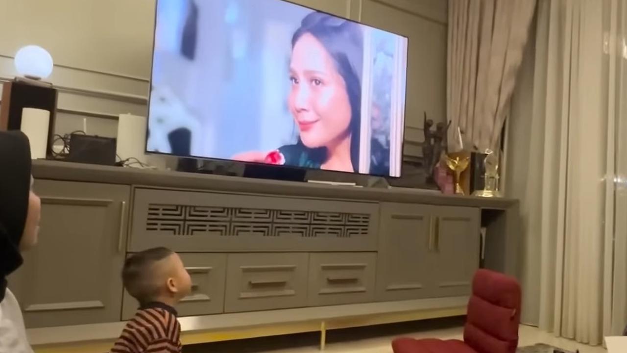 Potret Seru Rayyanza di Apartemen Rieta Amilia, Nonton Video Lawas Nagita & Hitung Uang Hasil Kerja Bareng Sus Rini