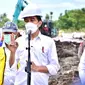Presiden Joko Widodo (Jokowi) meninjau lokasi jebolnya Tanggul Citarum di Kampung Sumber Urip, Kecamatan Pebayuran, Kabupaten Bekasi, Jawa Barat, Rabu 24 Februari 2021.  (Dok PUPR)