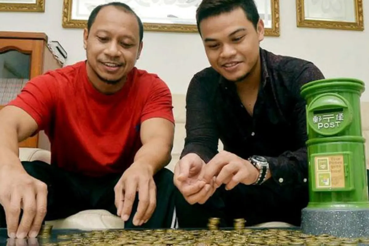 Karena Nabung Koin Sebanyak $ 6.000, Pria ini Dilamar 3 Wanita
