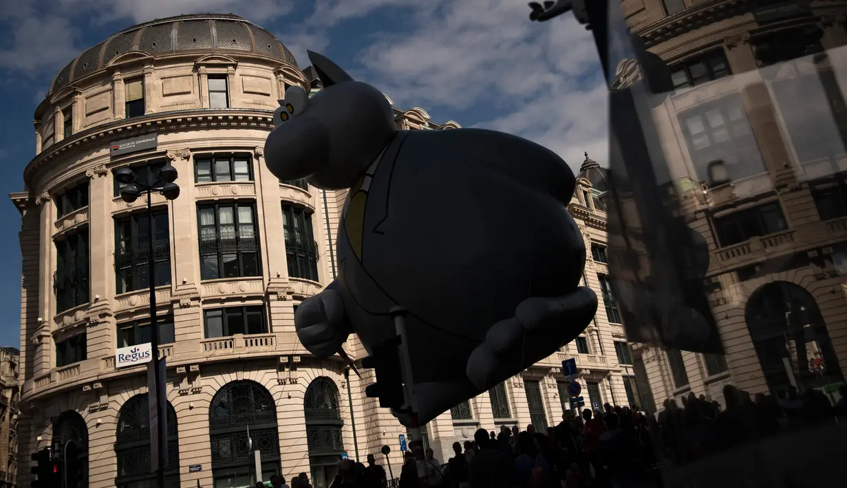 Balon raksasa berbentuk karakter tokoh komik mengudara di atas penonton parade Comic Strip Festival di Brussels, Belgia, 15 September 2018. Tokoh komik terkenal dan karakter tokoh Belgia ditampilkan sepanjang jalan. (AP Photo/Francisco Seco)
