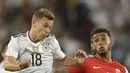 Pemain Jerman, Joshua Kimmich (kiri) menghalau bola dari kejaran pemain Norwegia, Joshua King pada laga grup C kualifikasi Piala Dunia 2018 di Mercedes-Benz Arena, Stuttgart, (4/9/2017). Jerman menang 6-0. (AP/Matthias Schrader)