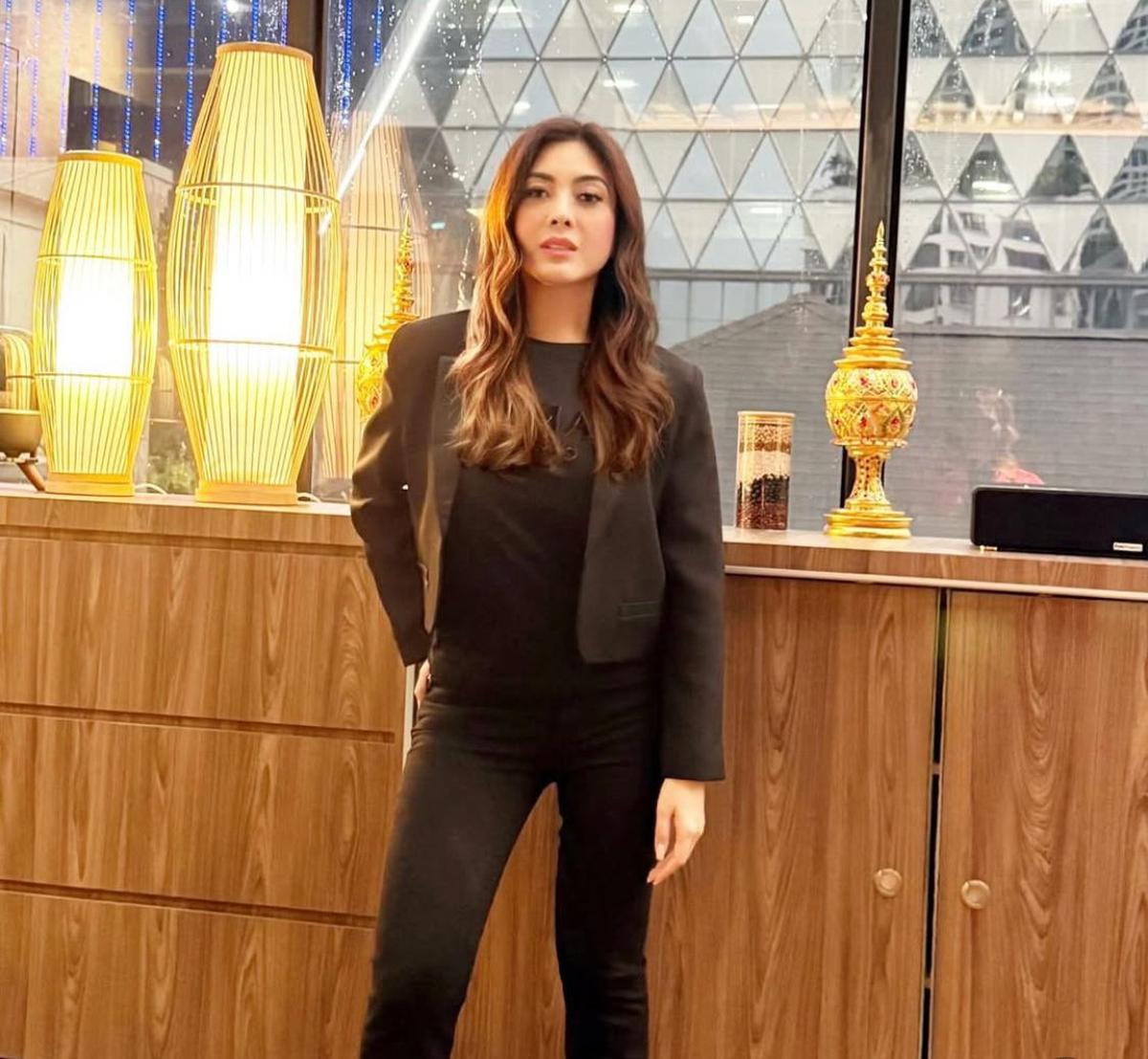 Dhena Devanka Tampil Memukau dengan Outfit Serba Hitam, Awet Muda dan Stylish!