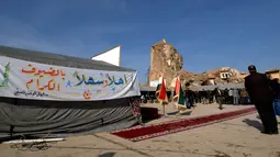 Orang-orang menghadiri upacara peletakan batu pertama untuk pembangunan kembali Masjid Agung al-Nuri di Mosul, 16 Desember 2018. Bangunan bersejarah ini hancur tahun lalu dalam pertempuran sengit antara pasukan Irak dengan ISIS. (Zaid AL-OBEIDI/AFP)
