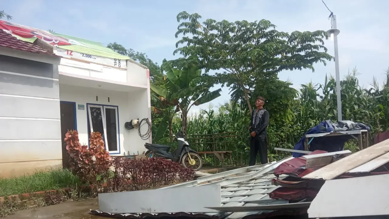 Hujan Deras Disertai Puting Beliung Tumbangkan Ratusan Gardu Listrik di Banyuasin