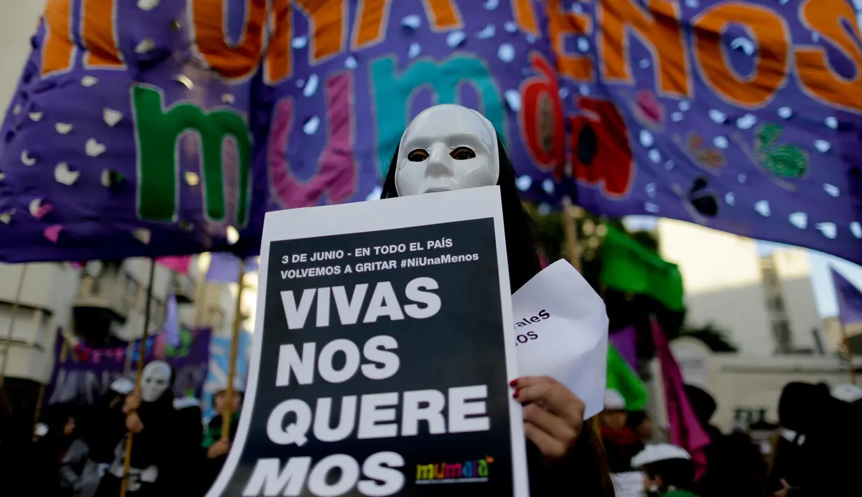 Demonstran mengenakan topeng saat unjuk rasa menentang kekerasan gender di Buenos Aires, Argentina, Sabtu (3/6). Demonstran menuntut agar pemerintah mengambil tindakan tegas terhadap pelaku kekerasan gender. (Foto AP / Natacha Pisarenko)