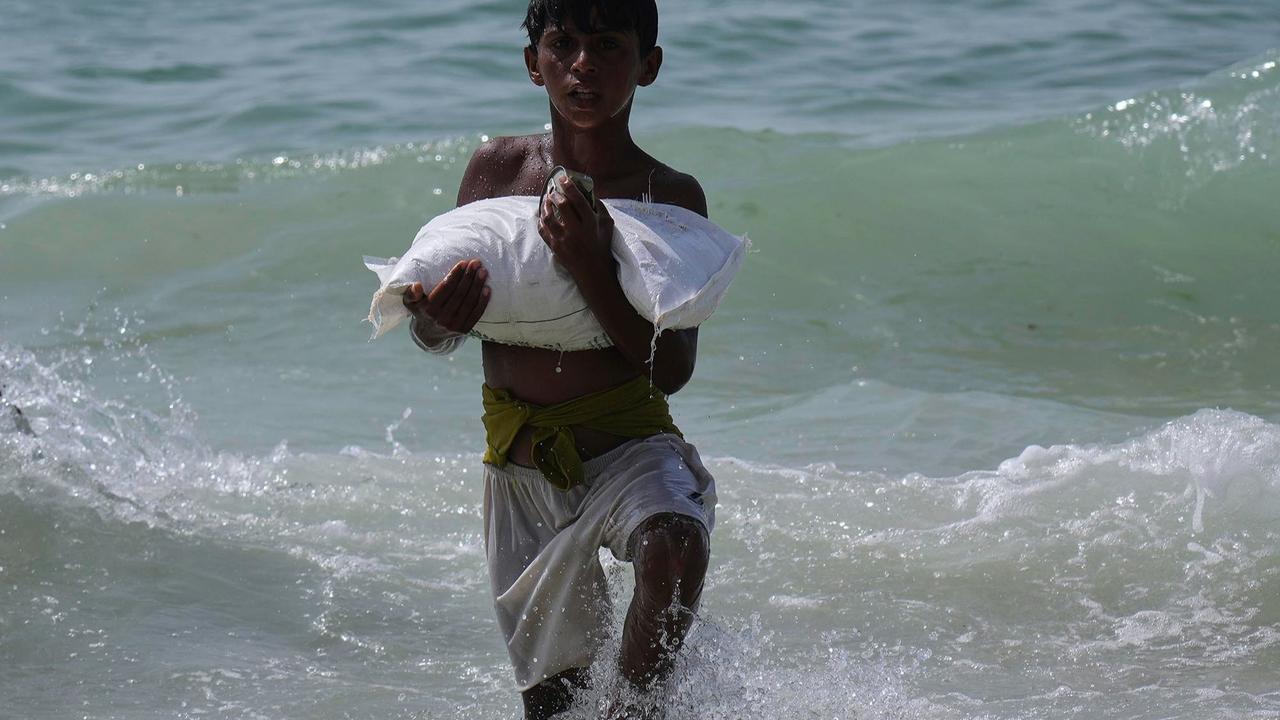 FOTO: Di Tengah Krisis, Warga Gaza Berebut Bantuan yang Tercebur ke Laut Mediterania