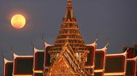 Pemandangan ketika supermoon terlihat dari samping Grand Palace di Bangkok, Thailand, Rabu (31/1). (AP Photo/Sakchai Lalit)