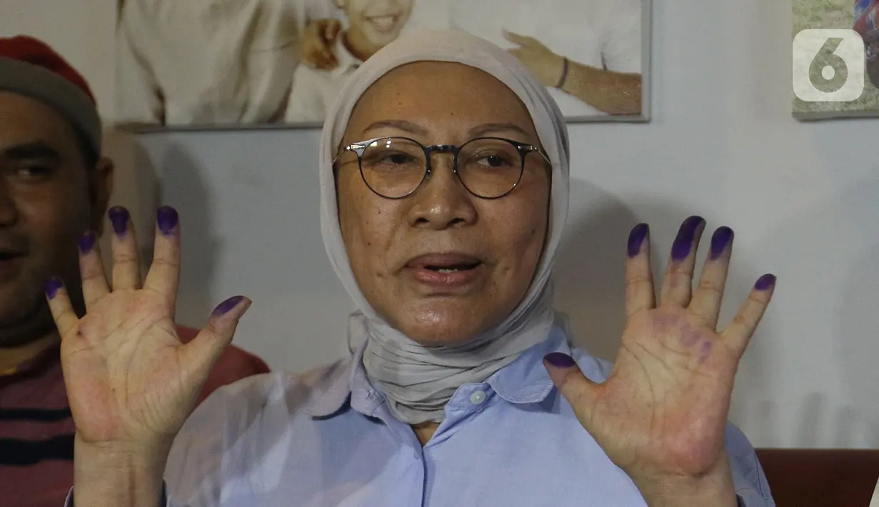 Ratna Sarumpaet memberi keterangan di kediamannya usai dinyatakan bebas dari hukuman pidana kasus penyebaran berita bohong atau hoaks, Jakarta, Kamis (26/12/2019). Dari total hukuman dua tahun, Ratna hanya mendekam di penjara selama 15 bulan. (Liputan6.com/Herman Zakharia)