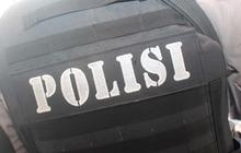 Polisi Sholat di Tengah Lapangan di Sela-sela Tugas Jaga Konser, Aksinya Bikin Salut