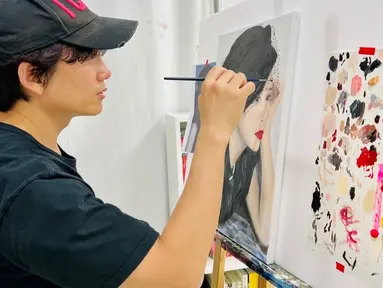 Potret aktor Ji Sung saat melukis wajah sang istri, Lee Bo Young. Dia tampak menyempurnakan lukisannya. (Foto: Instagram/ lee.b0.young)