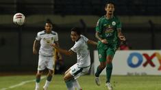 Striker PS Sleman, Irfan Bachdim (kanan) berusaha melewati bek Persebaya Surabaya, Reva Adi Utama (tengah) dalam laga Grup C Piala Menpora 2021 di Stadion Si Jalak Harupat, Bandung, Rabu (7/4/2021). (Bola.com/Ikhwan Yanuar)