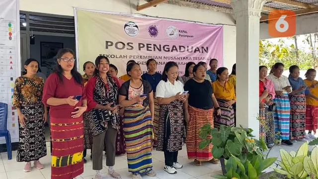 Para mama-mama di Sekolah Perempuan, Desa Tanah Merah, Kupang Tengah, Nusa Tenggara Timur (NTT) menyanyi bersama dalam pertemuan rutin, Rabu 26 Juni 2024 (Dok. Liputan6.com/Teddy Tri Setio Berty).