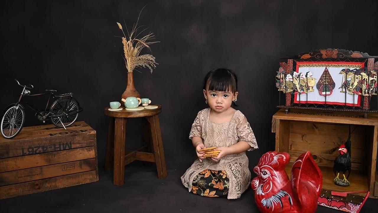 Potret Terbaru Dua Anak Felicya Angelista dan Caesar Hito dengan Baju Jawa, Super Lucu