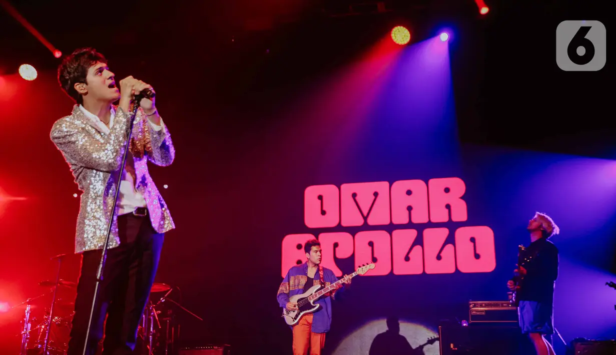 Aksi penyanyi Omar Apollo di atas panggung Jakarta International BNI Java Jazz Festival 2020 di Jakarta, Minggu (1/3/2020). Omar Apollo membawakan 12 lagu hitsnya diantaranya Ashamed, Kickback dan Hit Me Up. (Liputan6.com/Faizal Fanani)