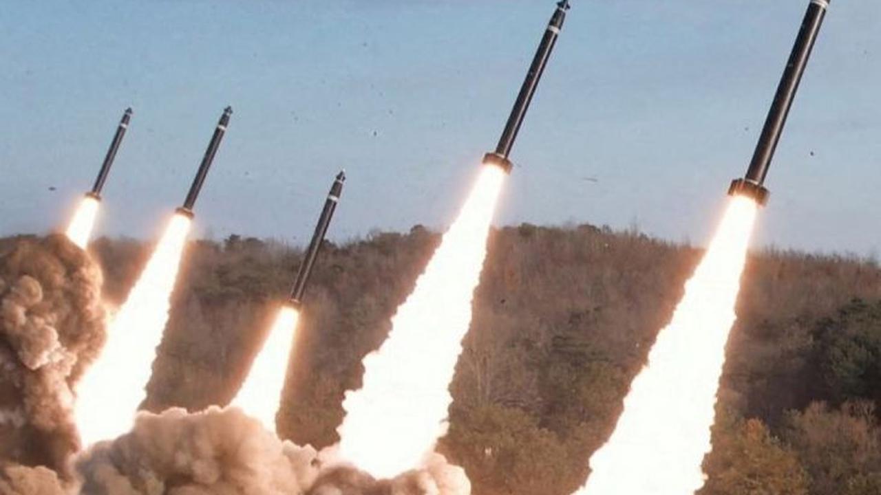 Sebelumnya latihan Korut telah diumumkan sehari setelah Seoul mengeluarkan pengumunan bahwa Korea Utara telah menembakkan tiga rudal balistik jarak pendek. Foto: KCNA via REUTERS<br>