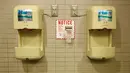 Kertas toilet pembersih ponsel yang dipasang di kamar mandi bandara internasional Narita, Jepang, (28/12). Kertas toilet smartphone ini memiliki bentuk yang mirip dengan kertas toilet pada umumnya. (REUTERS / Toru Hanai)