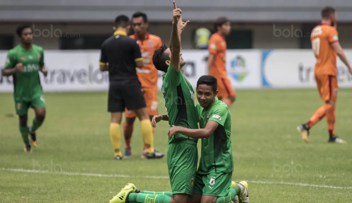Pemain Bhayangkara FC, Evan Dimas, merayakan gol yang dicetak Otavio Dutra ke gawang Borneo FC pada laga Liga 1 Indonesia di Stadion Patriot, Bekasi, Rabu (20/9/2017). Bhayangkara menang 2-1 atas Borneo. (Bola.com/Vitalis Yogi Trisna)