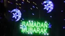 Lampu Ramadan dipajang di sebuah rumah di Dearborn, Michigan, Amerika Serikat, 28 April 2020. Komunitas muslim di Dearborn mengadakan kompetisi lampu Ramadan dengan harapan menyebarkan sukacita dan mengembalikan semangat liburan selama pandemi virus corona COVID-19. (AP Photo/Carlos Osorio)