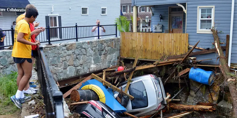 Pemandangan Mengerikan Usai Banjir Bandang Hantam Maryland