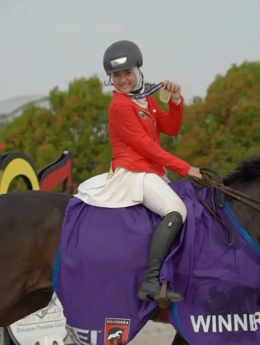 Aisha menang bersama dua orang teamnya, Dinov dan Rivat. Mereka bertiga juara satu dalam Team Jumping Competition. [Instagram/irfanhakim75]