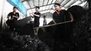 Petugas menyortir sampah organik di Unit Pengolahan Sampah (UPS) 2 Sukmajaya Depok, Jawa Barat, Selasa (5/3/2019). Sampah organik yang diolah menjadi pupuk kompos untuk tanaman itu sebagai alternatif permasalahan sampah. (Liputan6.com/Herman Zakharia)