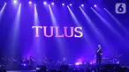 Penyanyi Tulus menghibur penggemarnya pada Festival Sewindu Tulus di Istora Senayan, Jakarta, Jumat (1/11/2019). Konser yang digelar menandai delapan tahun perjalanan karier bermusiknya penyanyi Tulus membawakan sejumlah lagu hits seperti Sepatu dan Gajah. (Fimela.com/Bambang E. Ros)
