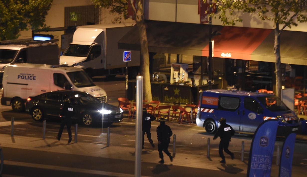 Pihak keamanan melakukan evakuasi penonton laga Jerman melawan Prancis di Stadion Stade de France, Prancis, Sabtu (13/11/2015). (AFP Photo/Franck Fife)
