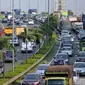 Kendaraan memadati jalan Tol Cawang Grogol di MT Haryono menuju Cikampek atau Jagorawi, Jakarta, (29/12). Mulai tanggal 30 Desember 2015 hingga 3 Januari pukul 24.00 WIB, semua truk angkutan barang dilarang masuk Tol Jakarta. (Liputan6.com/Yoppy Renato)