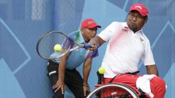 Petenis Indonesia, Mariyanta, mengembalikkan bola saat melawan wakil Taiwan, Chu-Yin Huang dan Tzu-Hsuan Huang, pada Asian Para Games di Kelapa Gading, Jakarta, Senin (8/10/2018). Indonesia takluk 2-0 dari Taiwan. (Bola.com/M Iqbal Ichsan)