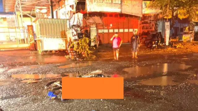 Pengendara sepeda motor terjatuh hingga terkapar, usai terperosok di jalan berlubang di depan salah satu toko modern di Bangsri Jepara. (Liputan6.com/istimewa)