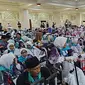 Para jemaah calon haji asal Kabupaten Tangerang, Banten memberi tanda tas dan koper mereka dengan sapu tangan atau pun kain dari rumah. (Liputan6.com/Pramita Tristiawati)