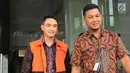 Gubernur Jambi nonaktif, Zumi Zola berjalan keluar gedung KPK usai menjalani pemeriksaan sebagai saksi untuk tersangka Arfan terkait gratifikasi proyek-proyek di Provinsi Jambi, Jakarta, Jumat (25/5). (Liputan6.com/Herman Zakharia)