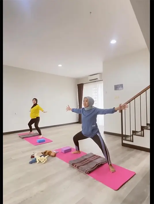 Berdasarkan pemeriksaan dokter, bayi yang didalam perut sudah siap lahir. Hanya tinggal menunggu kontraksi. [Instagram/ryana_dea]